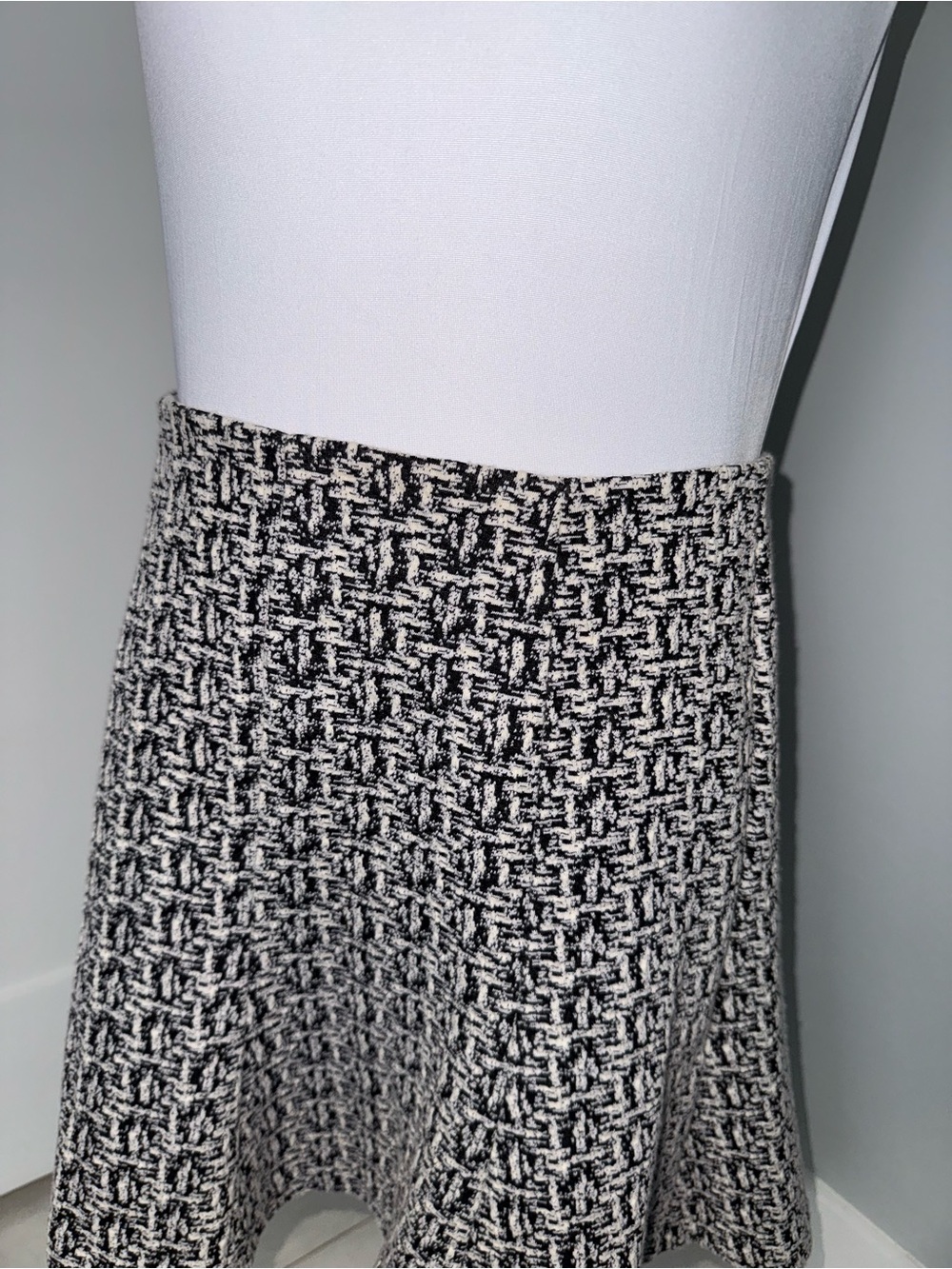 Banana Republic Abstract Circle Mini Skirt/Size 6 - Picture 3 of 8